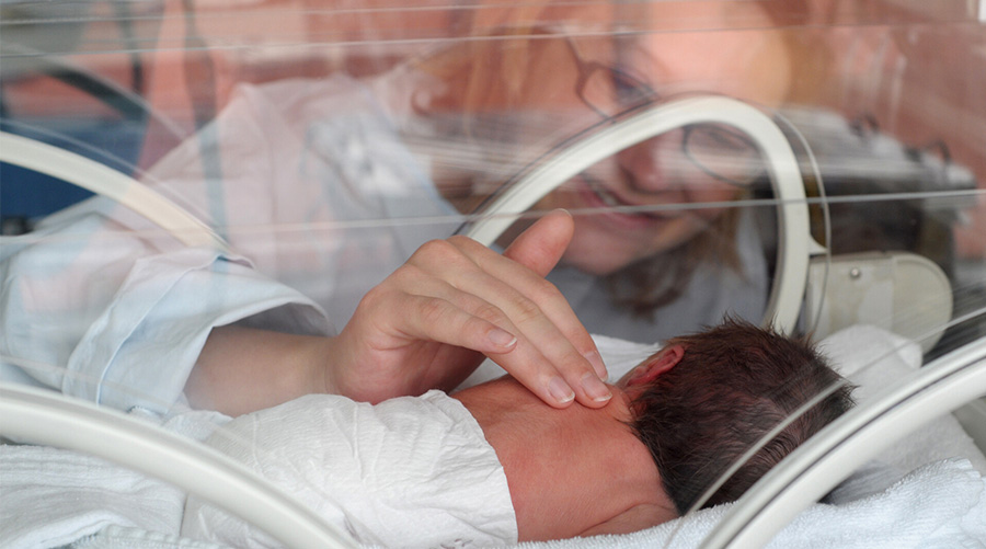 NP with baby in NICU
